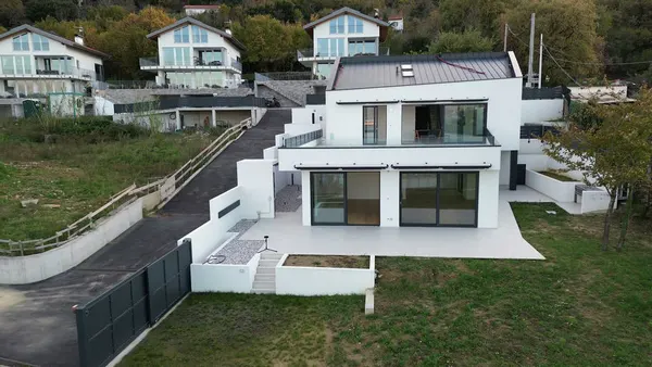 Bifamiliare intera vista golfo — due unità indipendenti, Muggia
