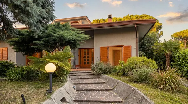 Villa indipendente con due garage e giardino — Begliano