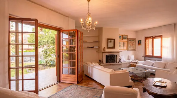 Villa indipendente con due garage e giardino — Begliano