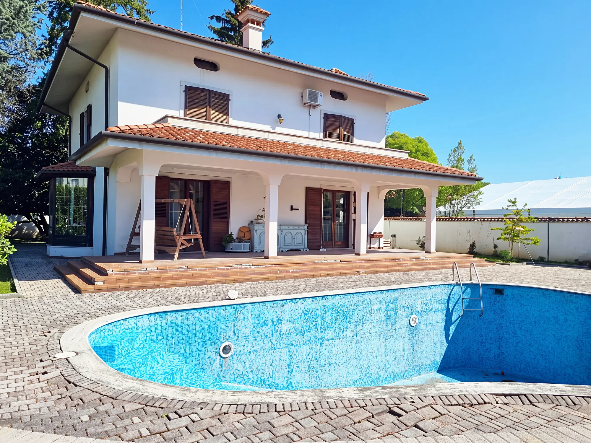 Vila z bazenom in depandanso v Ronkah