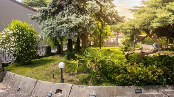 Villa indipendente con due garage e giardino — Begliano