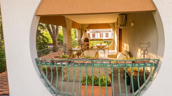 Villa indipendente con due garage e giardino — Begliano