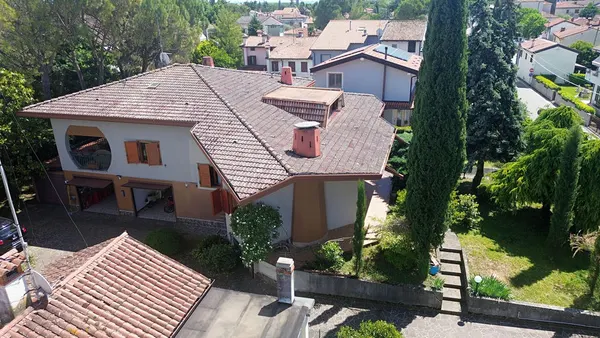 Villa indipendente con due garage e giardino — Begliano