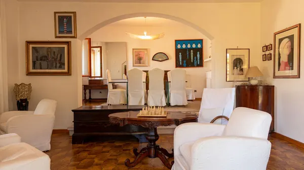 Villa indipendente con due garage e giardino — Begliano