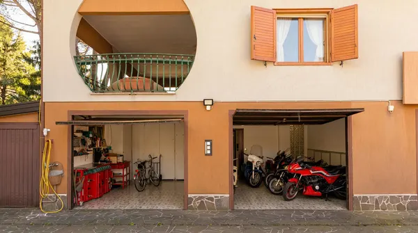 Villa indipendente con due garage e giardino — Begliano