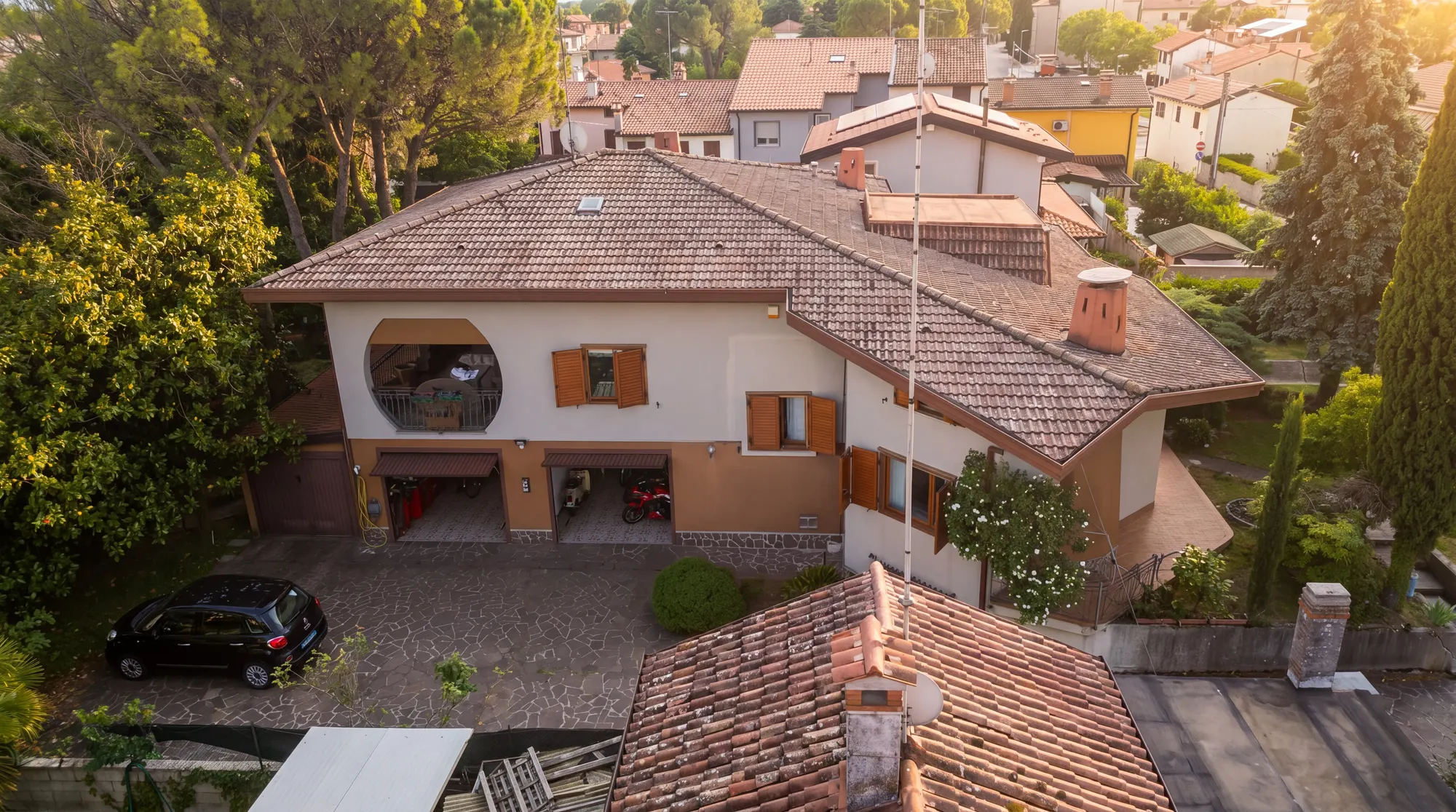 Detached Family Villa with Three Garages and Garden — Begliano