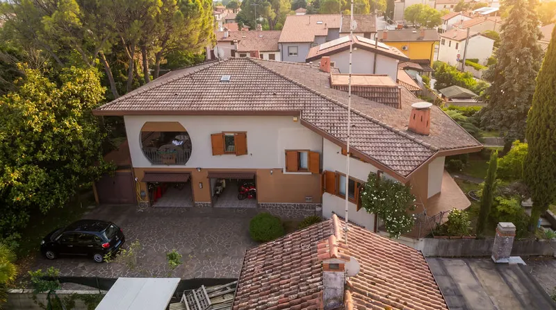 Samostojna vila s tremi garažami in vrtom — Begliano