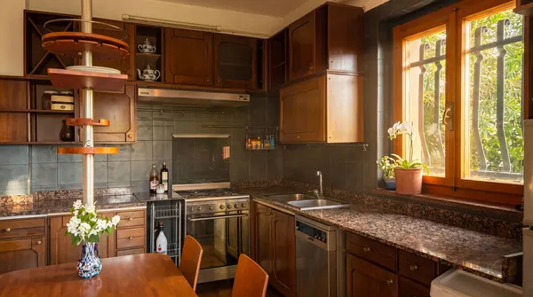Villa indipendente con due garage e giardino — Begliano