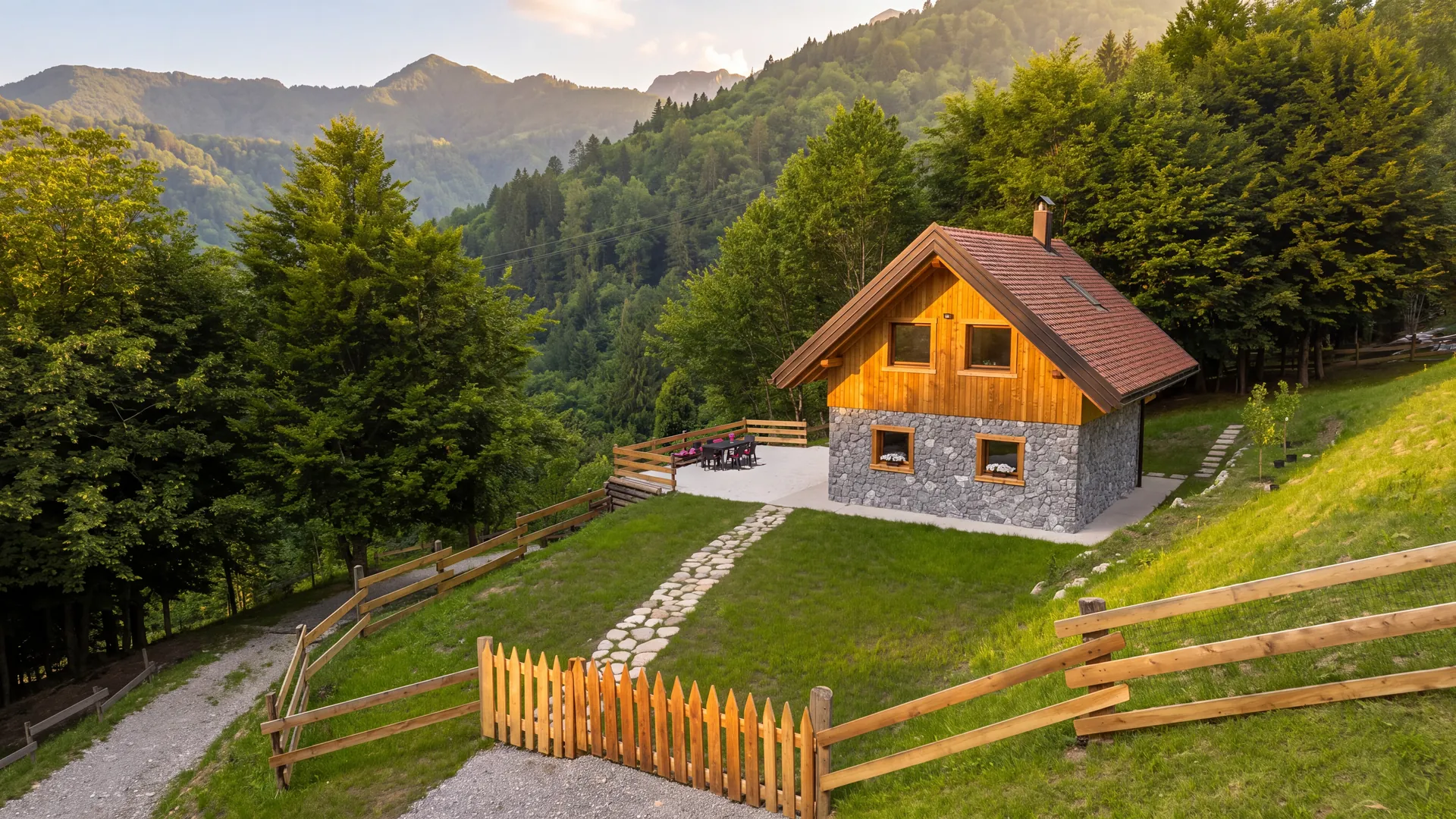 Simulacija: koča na pobočju v zlati večerni svetlobi, v ozadju gore